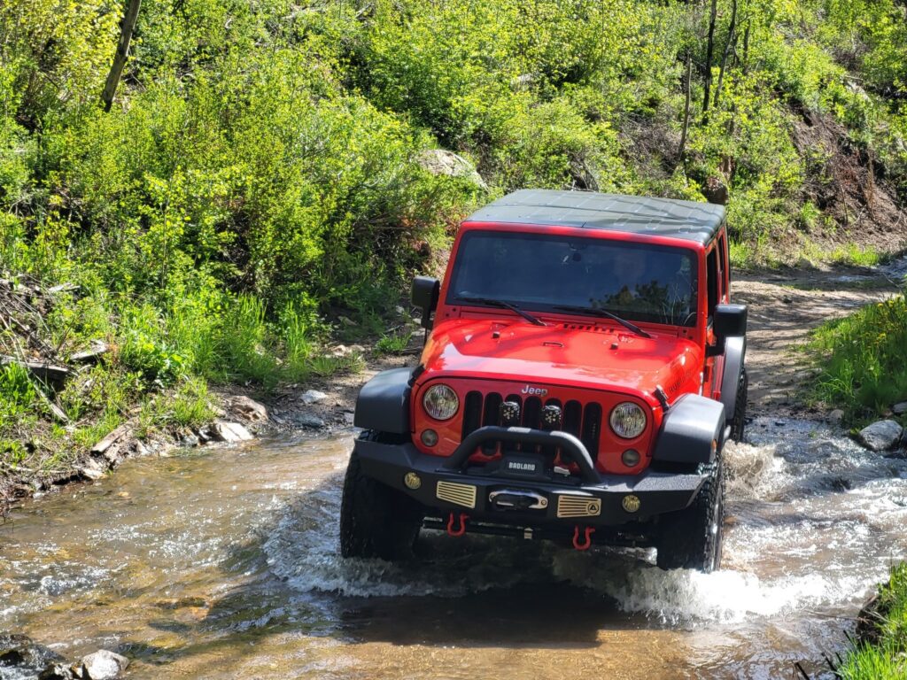 jeep 4x4 off roading through water