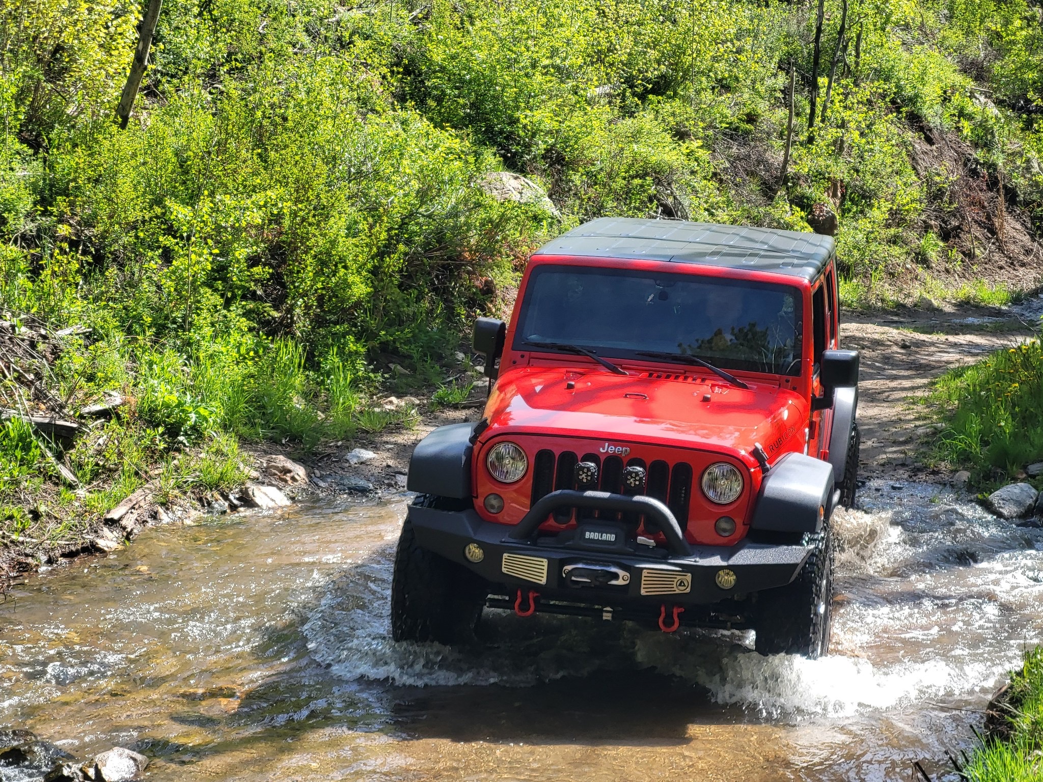 jeep 4x4 off roading through water